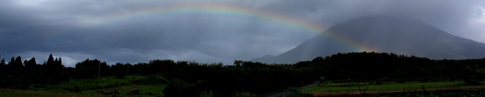 鳥取県大山に架かる虹